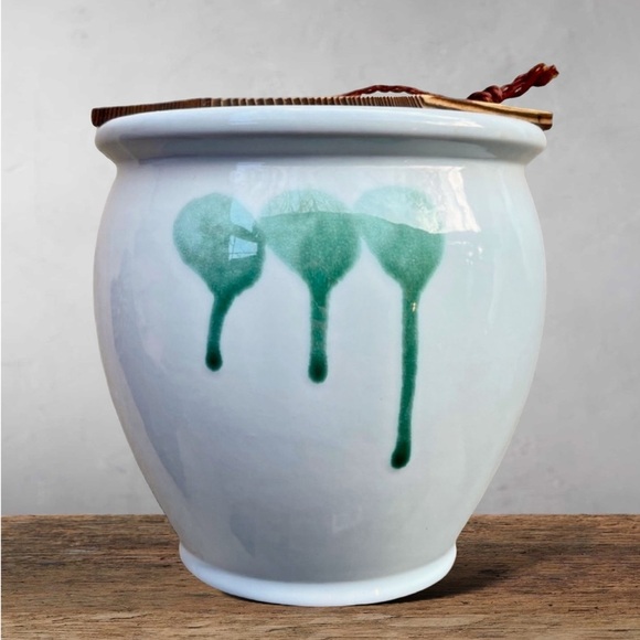 Tokoname Ware Hisamatsu Kiln Urn Vase with Wooden Lid - Picture 7 of 15